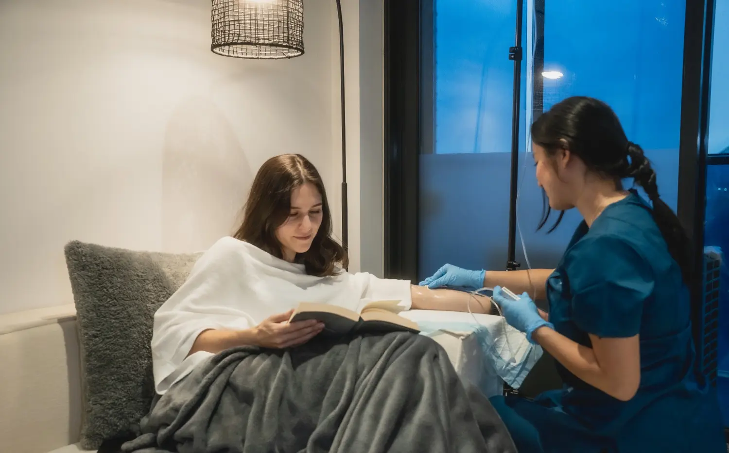 Client relaxing during a Drip2U mobile appointment